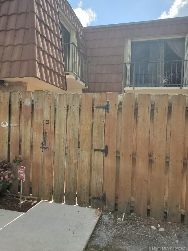 Building Photo - 3125 San Fernando Dr