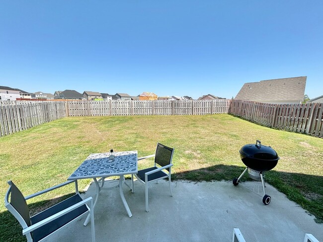 Building Photo - Pristine 3BR/3BA Home with Community Pool & Fenced Yard in Northeast Columbia! Available June 12th!