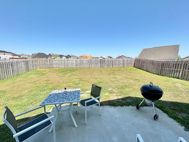 Foto del edificio - Pristine 3BR/3BA Home with Community Pool & Fenced Yard in Northeast Columbia! Available June 12th!