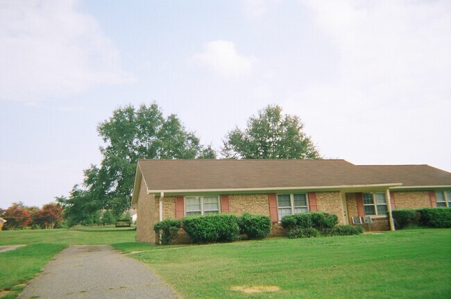 1526 está ubicado a mano izquierda - 1526 Shoally Creek Rd