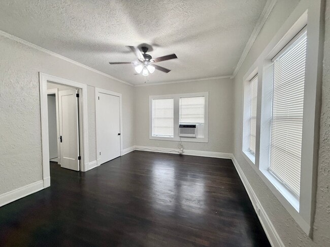 Building Photo - Unique Upstairs Studio w/ Hardwoods in Vintage 1920's Complex