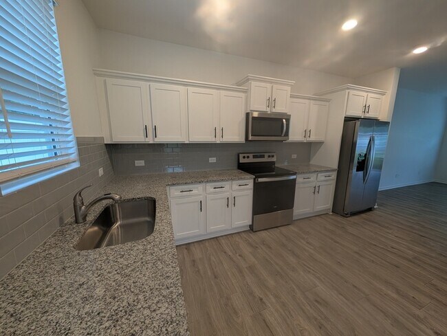 Building Photo - Dorsett Townhomes- 3BD/2.5 BATH Townhome A...