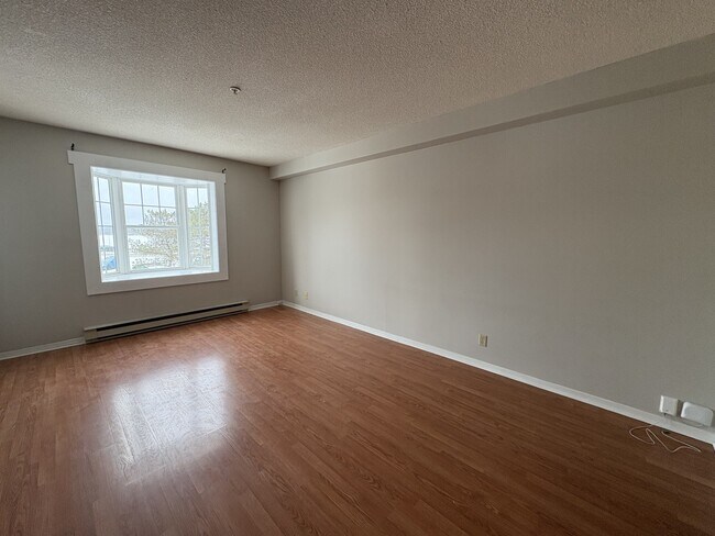 Building Photo - 151 Queen St