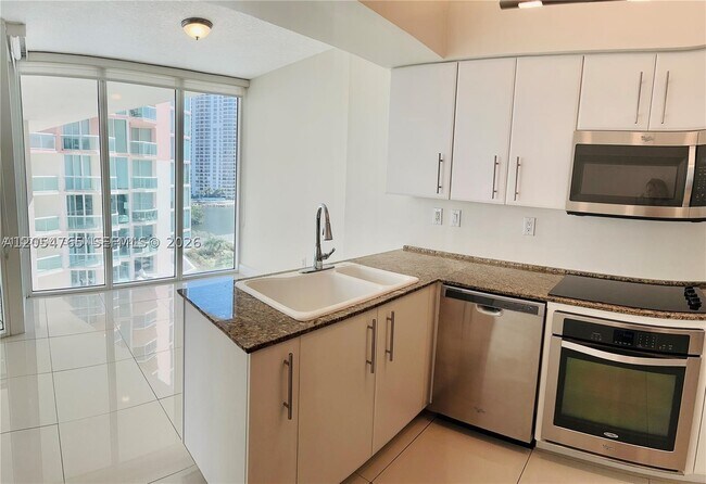 Foto del edificio - 3370 NE 190th St