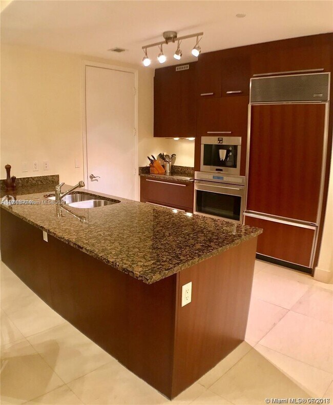 Building Photo - 15901 Collins Ave