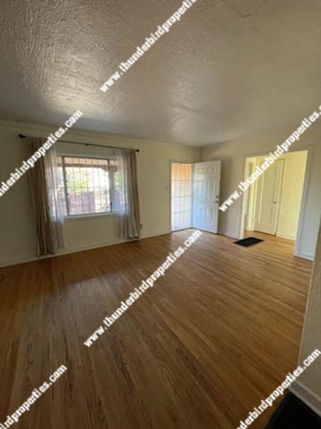 Building Photo - 2 bedroom,  1 bath close to CNM