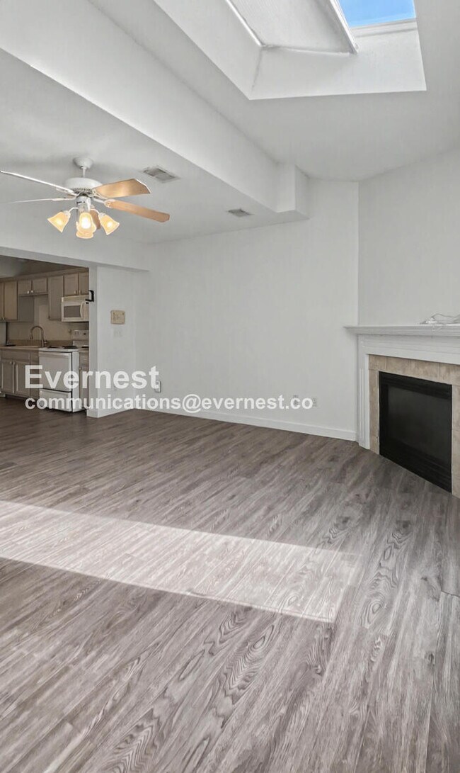 Foto del edificio - 8114 N Lawn Ave