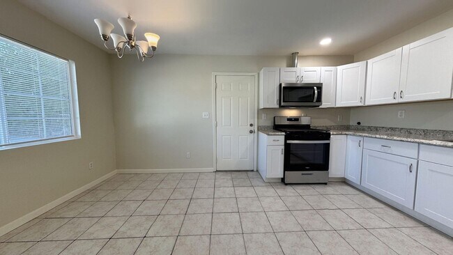 Foto del edificio - 7390 Valaria Dr