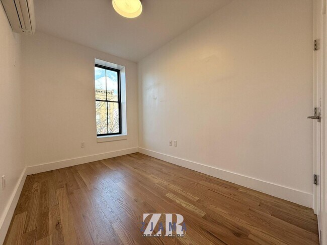 Foto del edificio - 754 Grand St