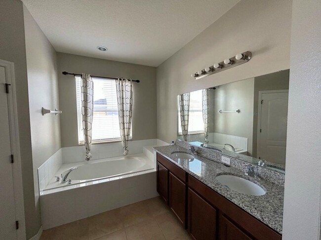 Building Photo - Beautiful 3 Bedroom 2 Bathroom
