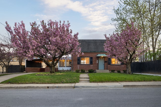 Building Photo - 1027 W 6th Ave