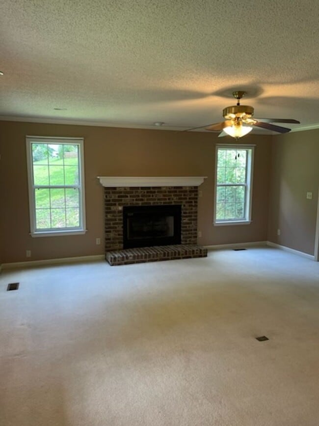 Building Photo - SINGLE FAMILY HOME