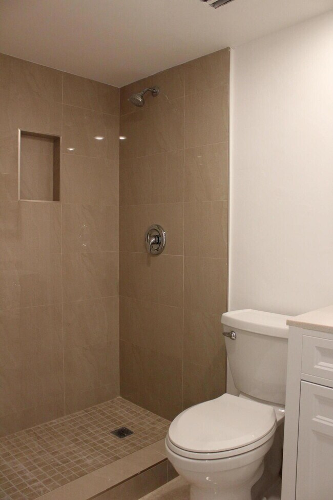 Building Photo - 6808 Palmetto Cir S