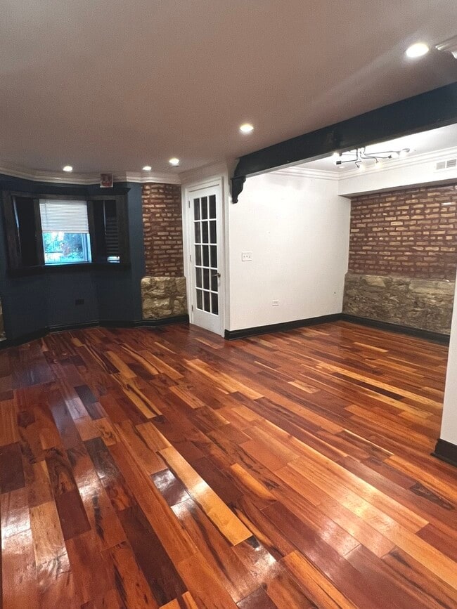 Building Photo - 2437 N Francisco Ave