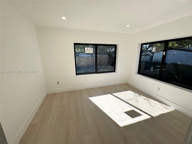 Foto del edificio - 1180 Opa-Locka Blvd