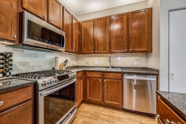 Foto del edificio - 330 N Clinton St