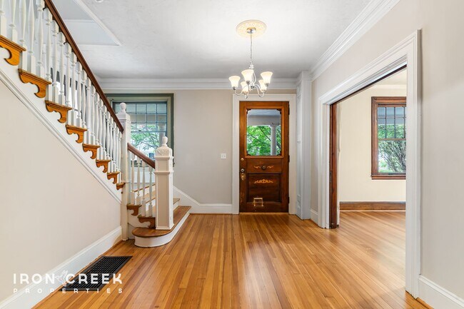 Foto del edificio - Stunning Historic Montford Home with Moder...