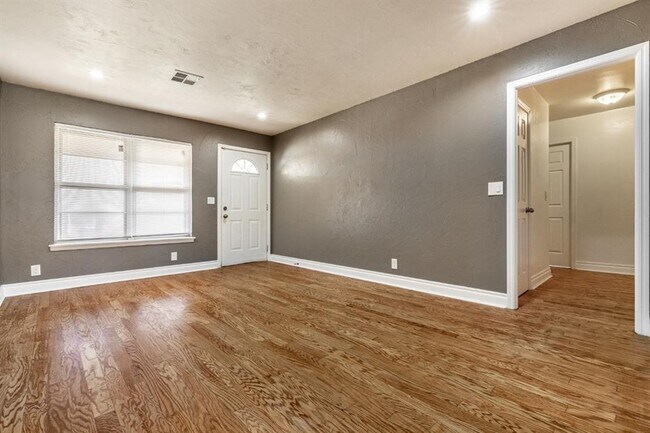 Building Photo - 709 NE 79th Pl