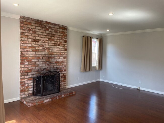 Building Photo - Welcome Home to 5 bedrooms 3 baths!
