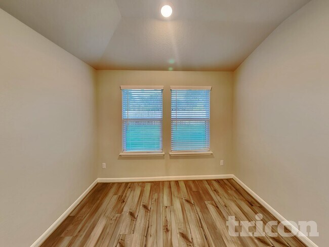 Foto del edificio - 6011 Noah Pl