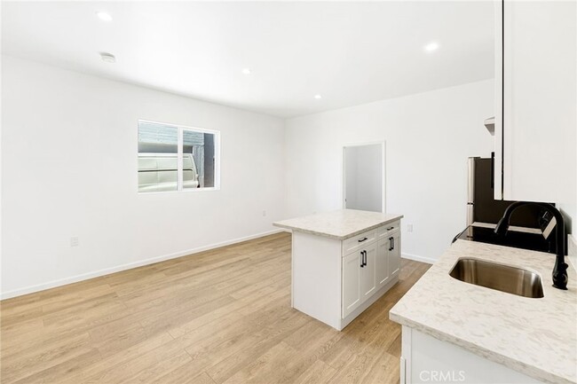 Foto del edificio - 1375 N Mentor Ave