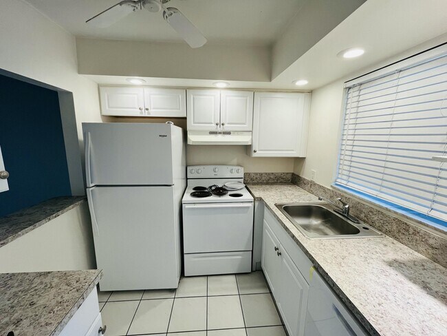 Building Photo - 9911 Sandalfoot Blvd