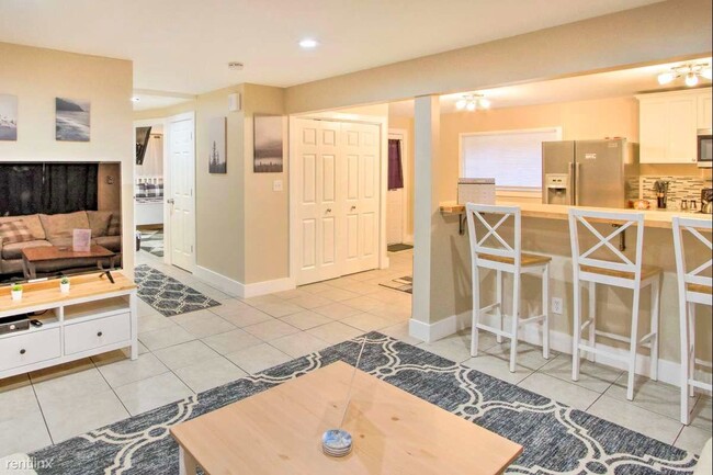 Building Photo - 2 br, 1 bath Triplex - 13803 Des Moines Me...
