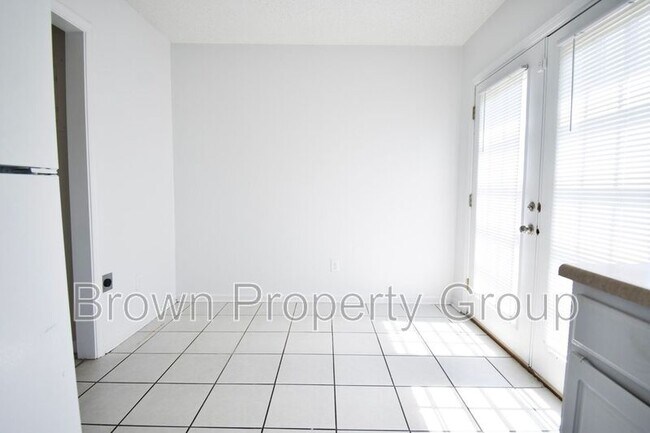 Foto del edificio - 2105 Grand Prix Dr