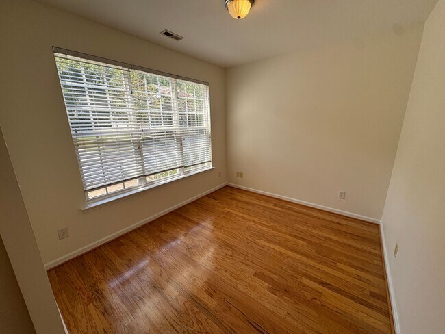 Foto del edificio - Spacious South Durham Townhouse!
