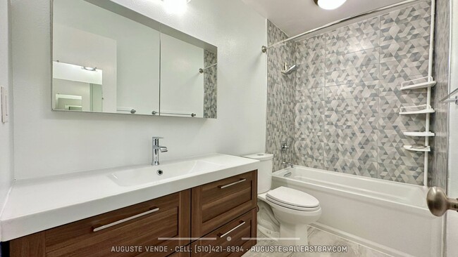 Building Photo - Beautifully Renovated Condo in Prime Location