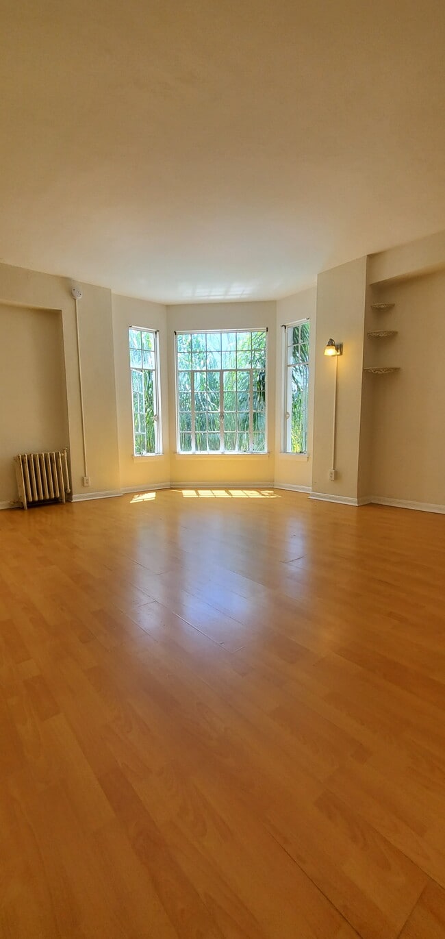 Building Photo - 840 S Serrano Ave