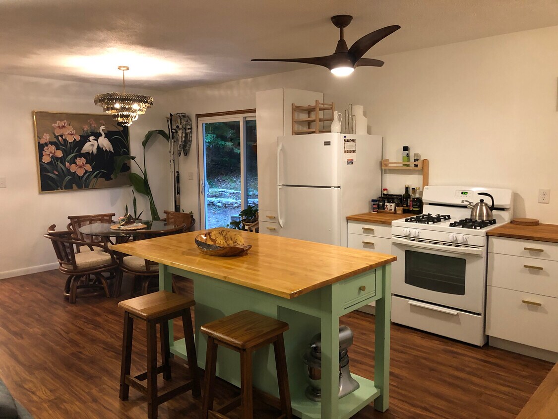 Kitchen/Dining - 19150 White Pine Dr