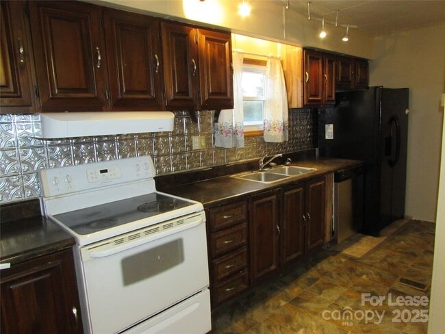 Building Photo - 124 Cove View Dr