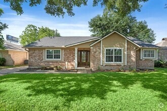 Building Photo - 21314 4 Oaks Dr