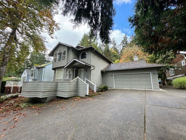 Foto del edificio - Stunning Lake Sammamish View Home in Belle...