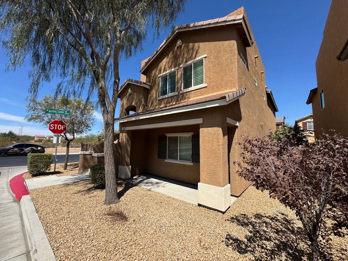 Building Photo - Stunning Two-Story Corner Lot Home with Ro...