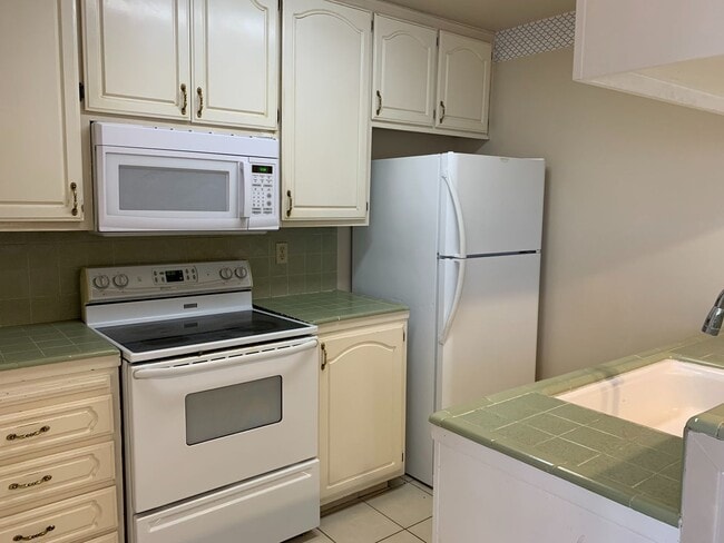 Foto del edificio - ONLY $1,500 PER MONTH FOR THIS SUPER CUTE , SPACIOUS 2 BEDROOM / 1 BATHROOM CONDO CENTRALLY LOCAT...