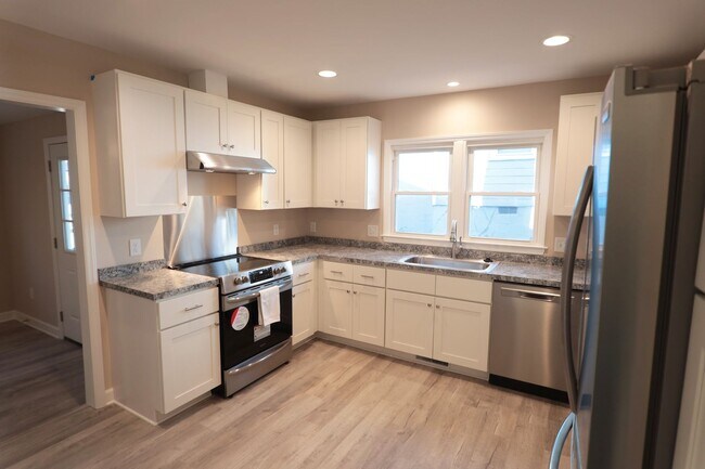 Building Photo - Renovated 2 Bedroom, 2 Bathroom Home in Hi...