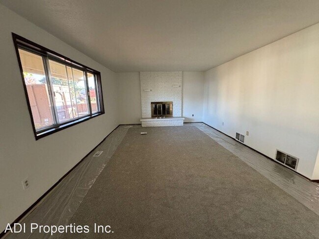 Foto del edificio - 3 br, 1.5 bath House - 141 NE 40th Ave.