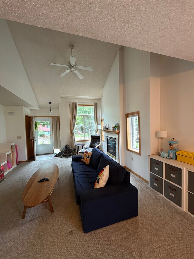 Foto del edificio - 2336 Oakridge Cir