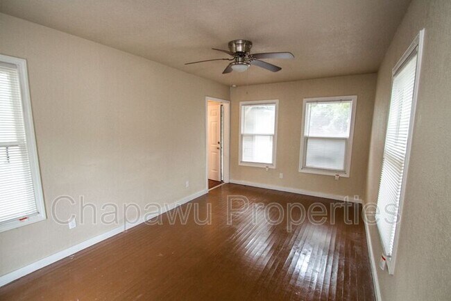 Building Photo - 930 Poinsettia St