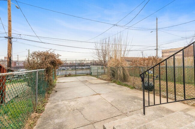 Building Photo - Pet Friendly 2 BR townhouse