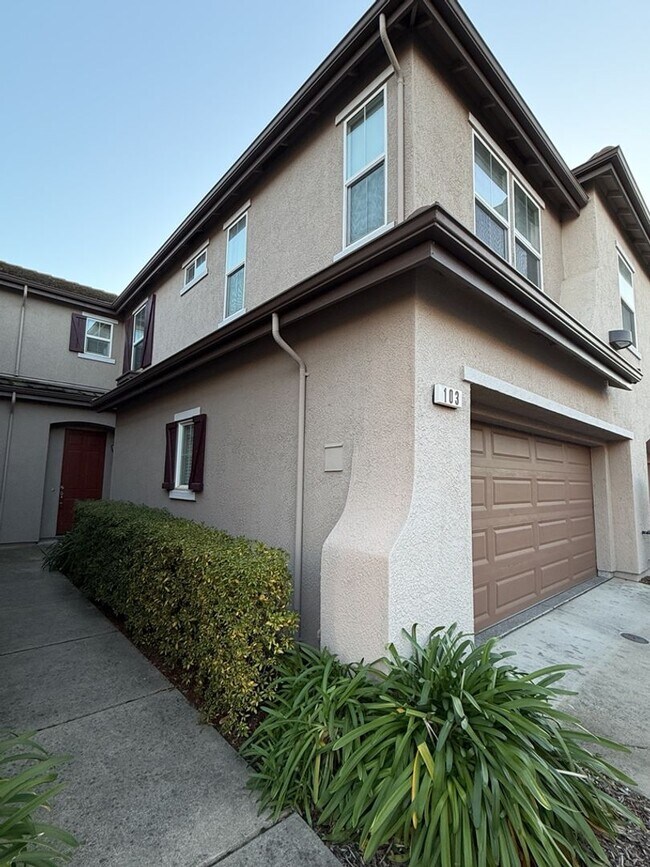 Building Photo - Coming Soon *** 3 Bedroom 2.5 Bathroom *** Rivage Folsom