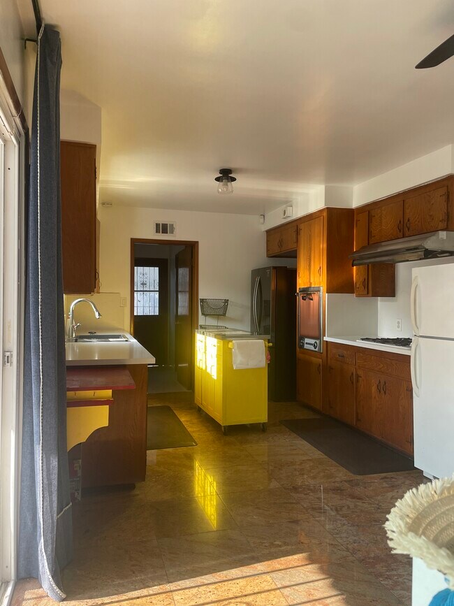 Building Photo - 4851 Willmonte Ave