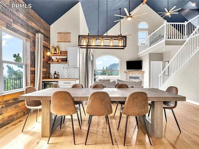Foto del edificio - Spacious & Modern 5BR Mountain Home in Pal...
