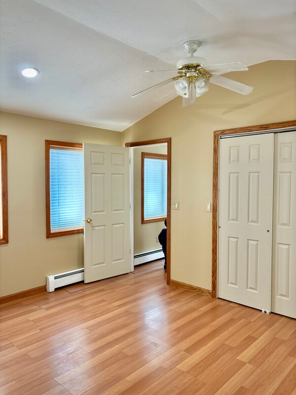 Foto del edificio - 244 E Broadway