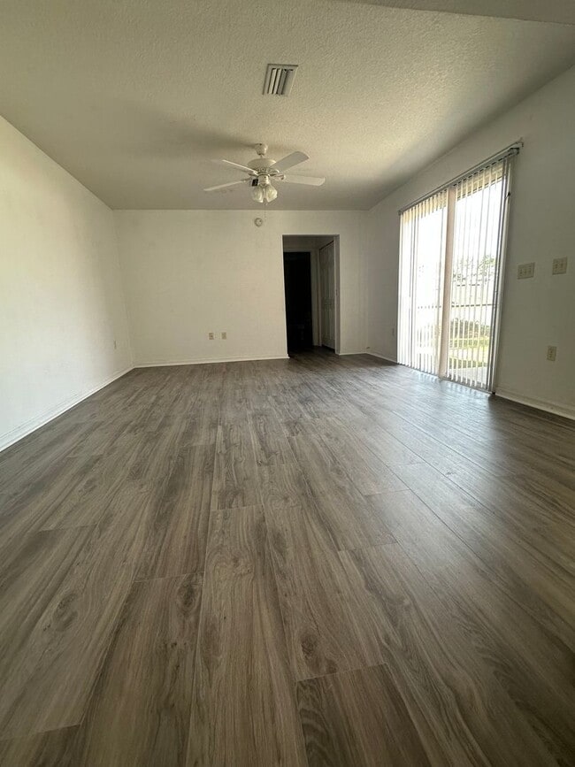Building Photo - GREAT LOCATION! Four bedrooms, 3 Baths, Family Room