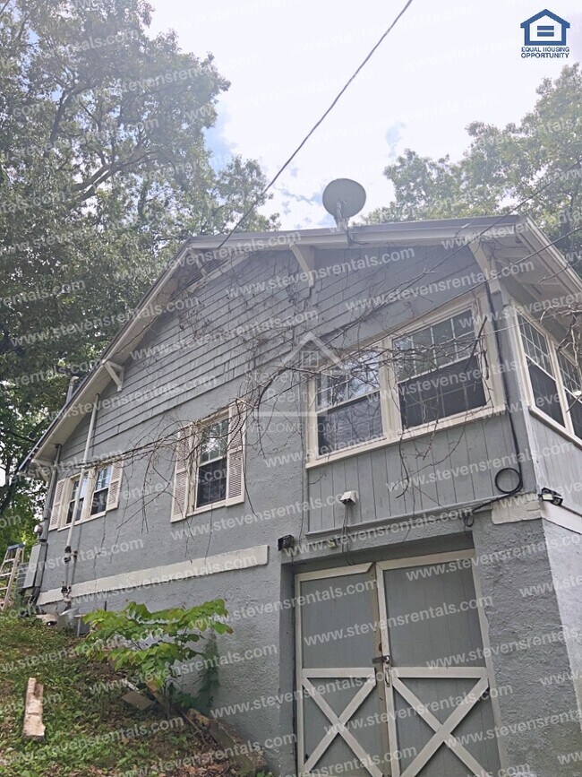 Building Photo - 300 Dahlia Dr
