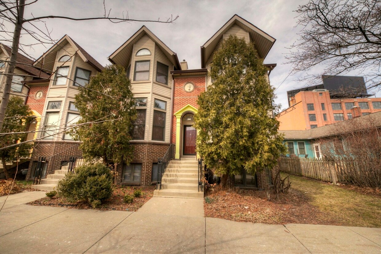 Primary Photo - 1242 Labrosse St