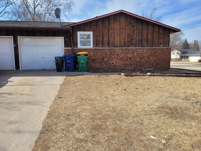 Building Photo - 2461 He Nis Ra Ln